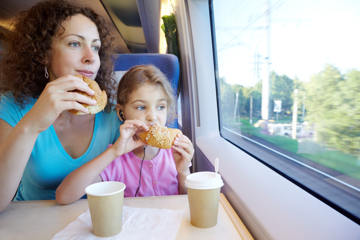 Еда детям в автобусе. Еда в поезд. Перекус в дорогу. Перекус в поезд для ребенка. Перекус в дорогу на машине.