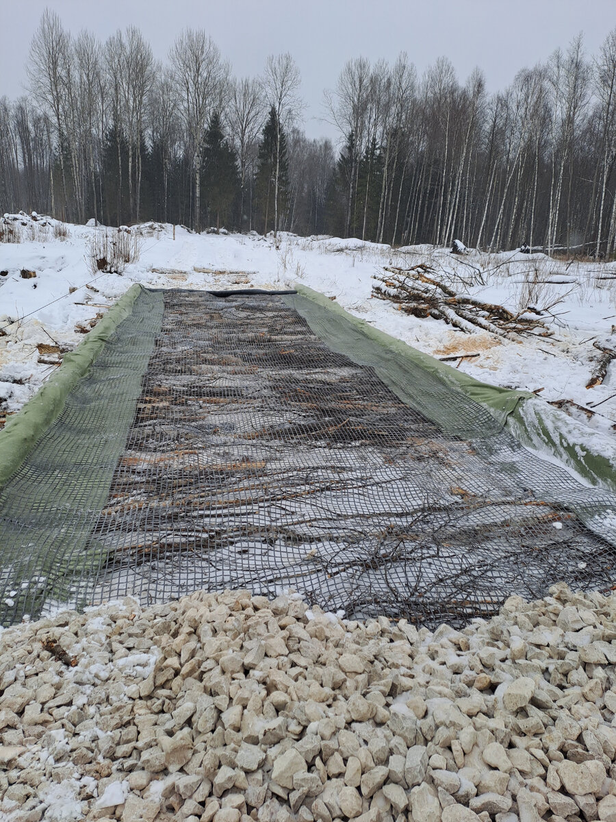 Порубочные остатки укладываются на основание т.е на лежнёвку, для того чтобы щебень не уходил в промежутке между брёвнами,тем самым и давления на геосетку будет меньше и не возникнет порыв геосетки и геотекстиля. 