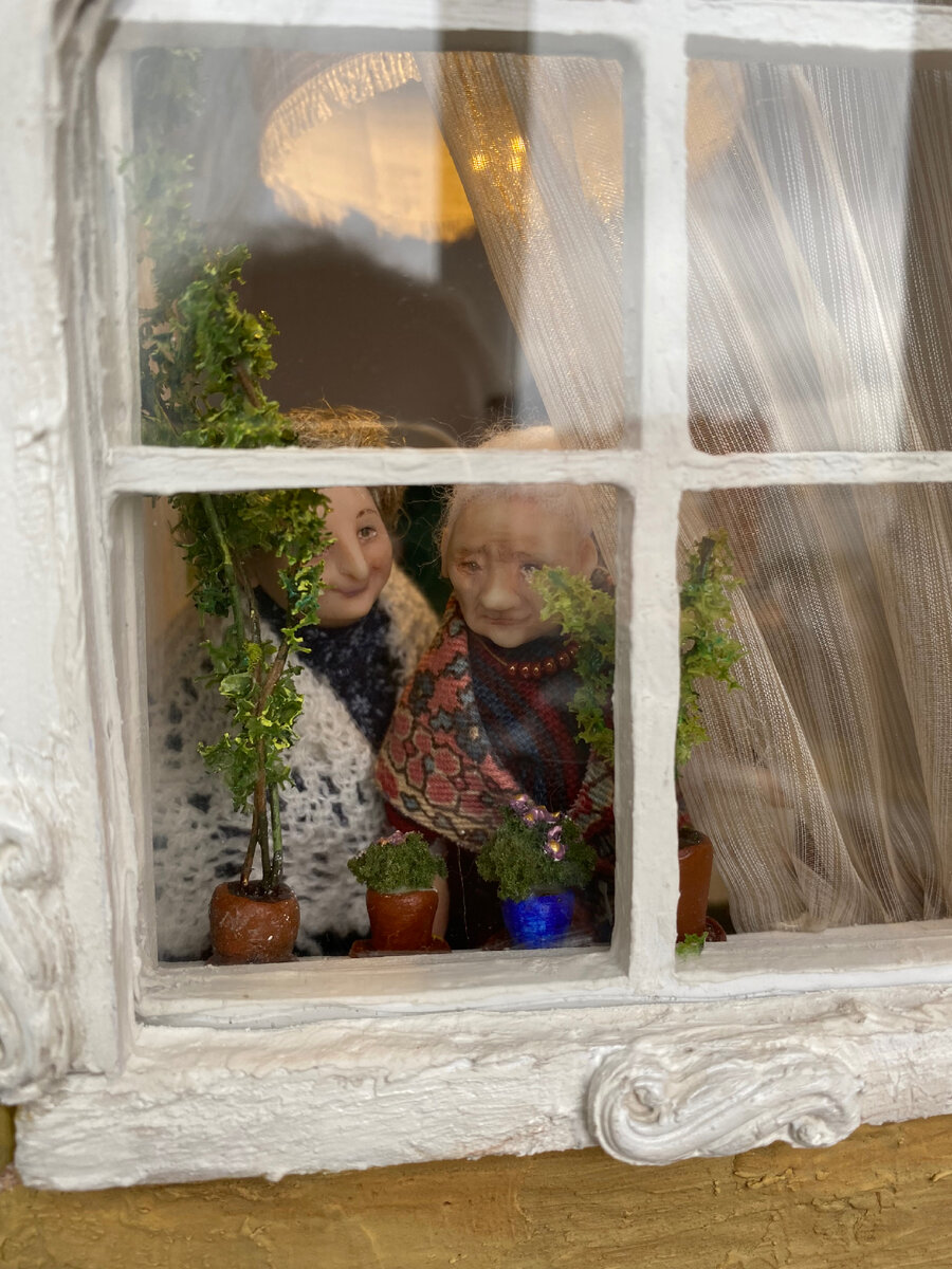 Эмма Марковна и Зоя Фёдоровна у окошка. У Эммы на подоконнике цветут фиалки.