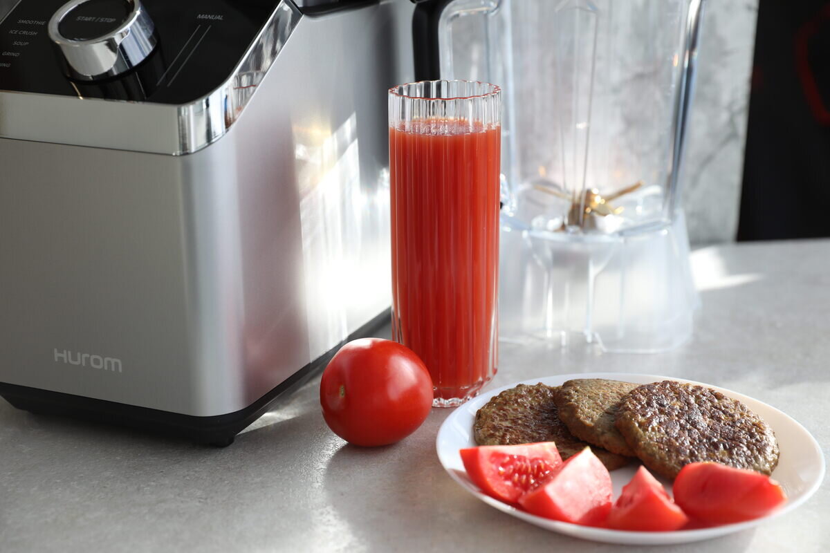 Перекус из печёночных котлет и томатного сока можно приготовить в блендере-соковыжималке Hurom M100
