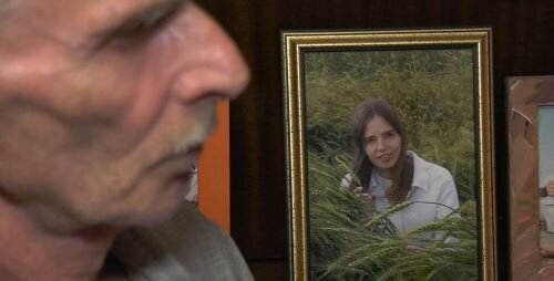 Александр Соколов (отец Анны) у портрета убиенной дочери