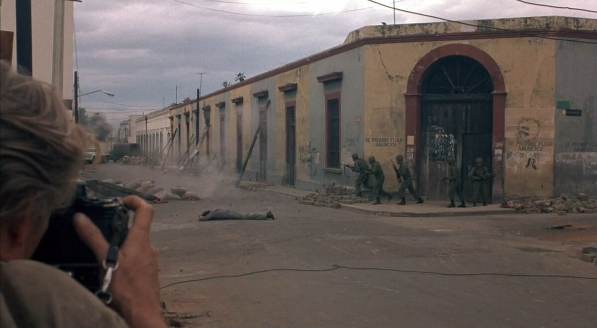 Главный герой - настоящий профессионал своего дела, постоянно рискующий жизнью ради фотографий.