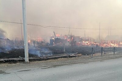    Масштабный пожар в свердловском поселке Сосьва ©Telegram-канал "Baza"