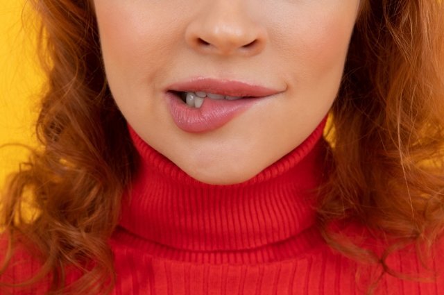 О чем сигналит привычка кусать губы: врачи назвали 6 болезней