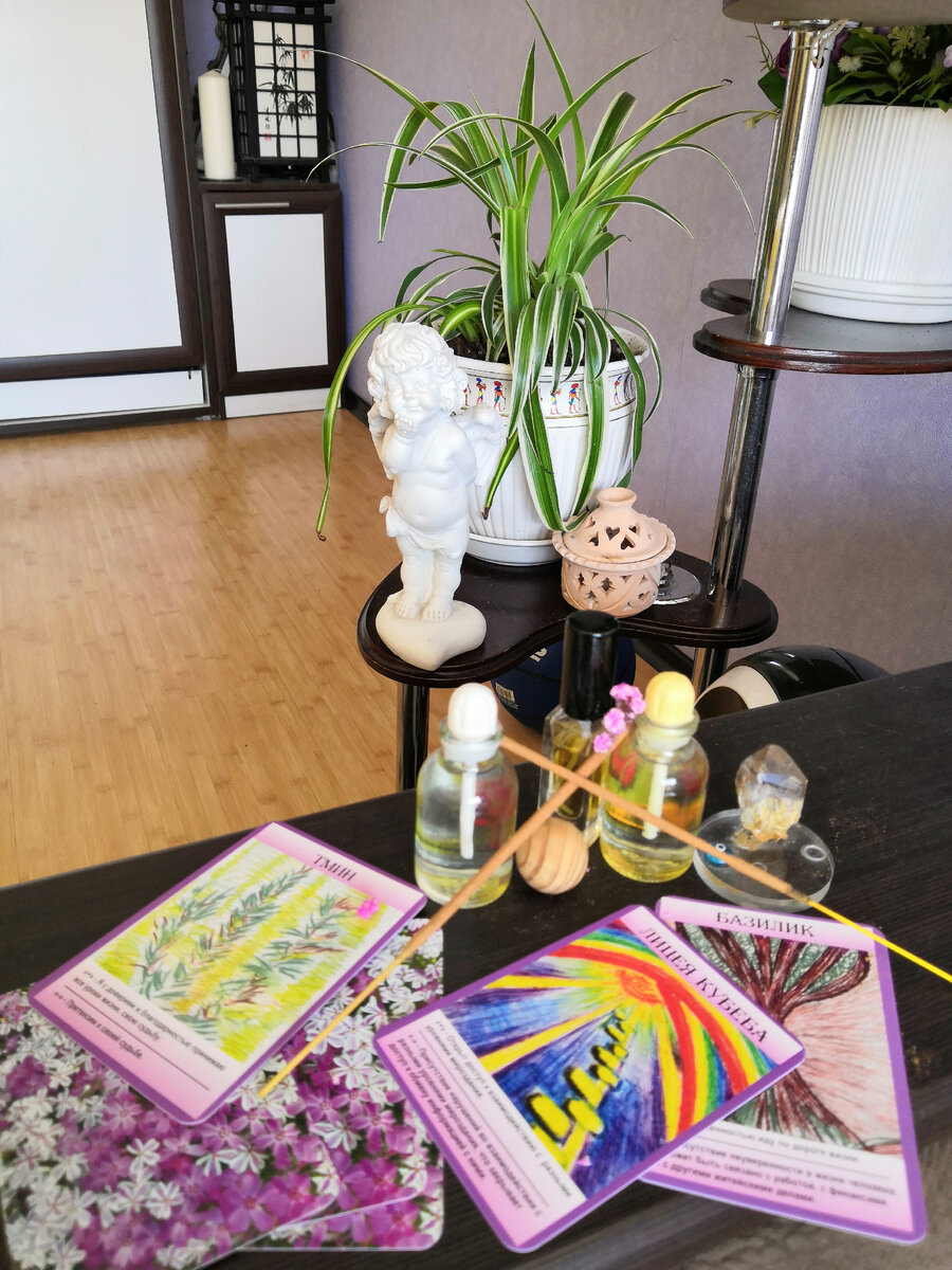 Это ментальные карты, работают с вашим намерением и запросом, помогают решить возникшую задачу. Создают парфюмерный гардероб по назначению.