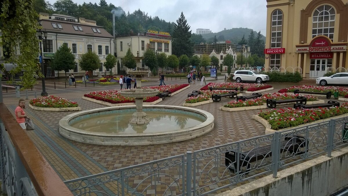     В Кисловодске территорию Курортного бульвара впервые отмыли при помощи шампуня, сообщили в городской администрации.