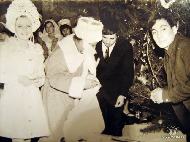 Снегурочка Валентина Александровна Яшина, Дед Мороз - Геннадий Петрович Мордвов, справа наш одноклассник Ришат Мингалиев.