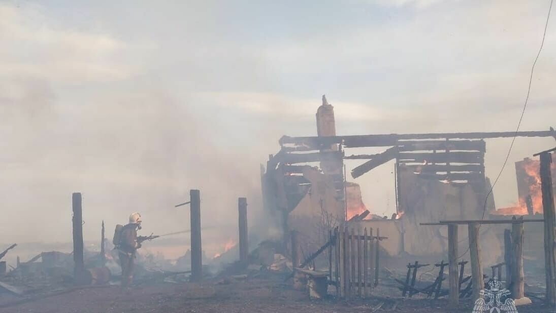     На место крупного пожара в Крутинском районе выехал исполняющий обязанности прокурора.