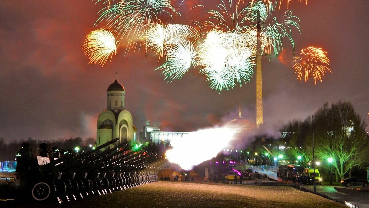     В Каменске-Шахтинском решили отменить майские праздничные мероприятия — фестиваль шашлыка и салют, об этом сообщили в местной газете.