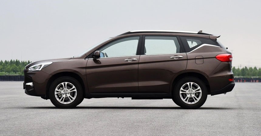     Кроссовер имеет очень вместительный для своих размеров багажник