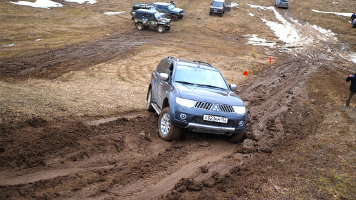 Мужик на иномарке решил показать УАЗу как надо ехать. Mitsubishi Pajero Sport и половину не прошел