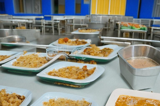    Россияне стали в 3,5 раза чаще жаловаться на плохое школьное питание: бутерброды с плесенью, сырую рыбу и антисанитарию