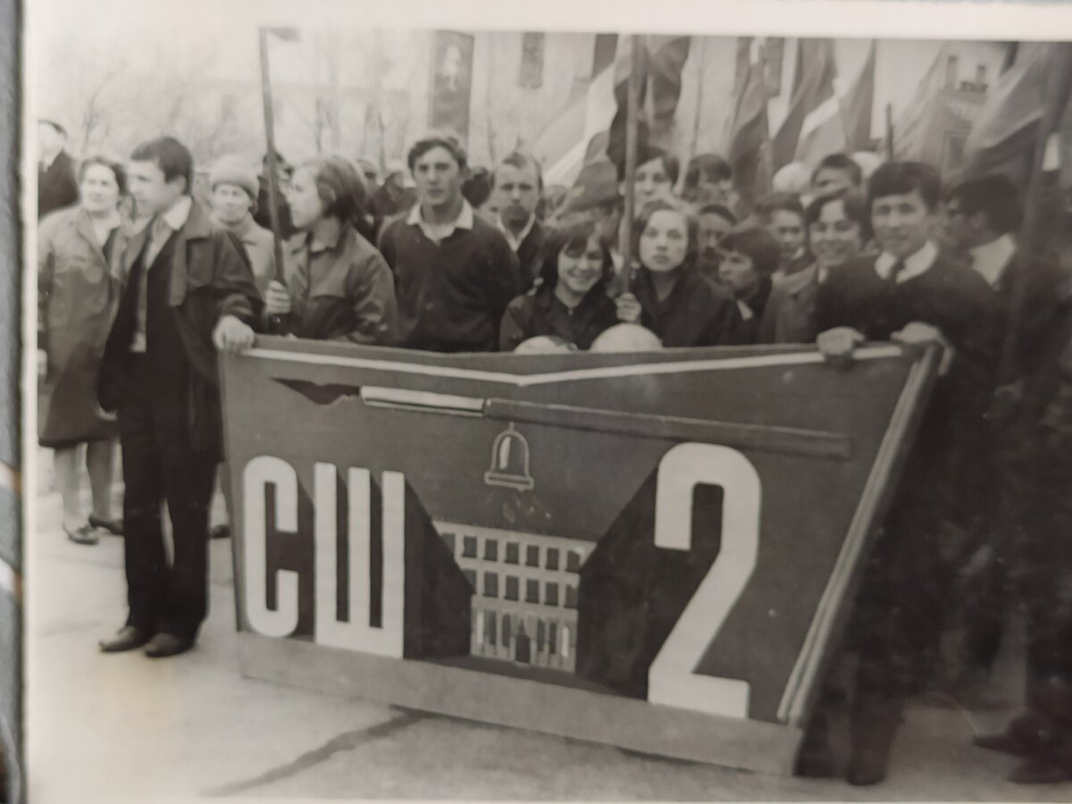 Это наш класс. Я и моя подруга, которая с флагом.