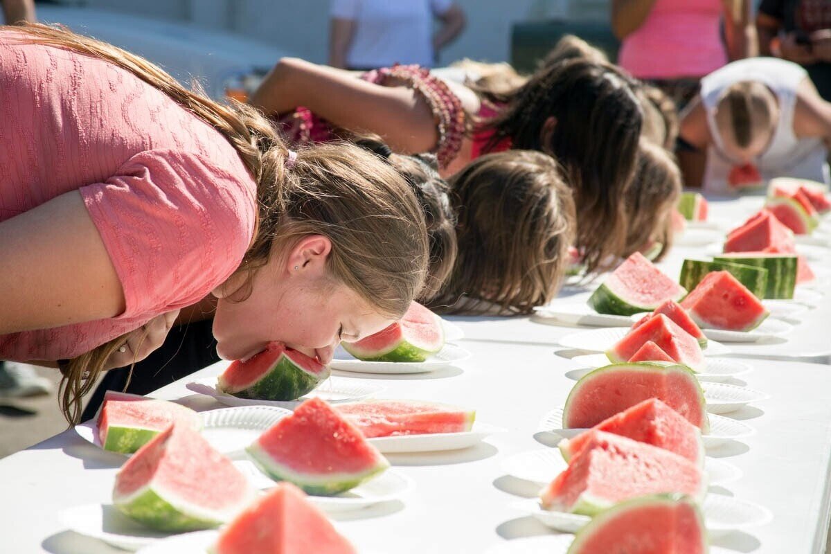 Eating watermelon. Конкурсы на день арбуза в помещении. Watermelon eating Contest. Eating Contest.