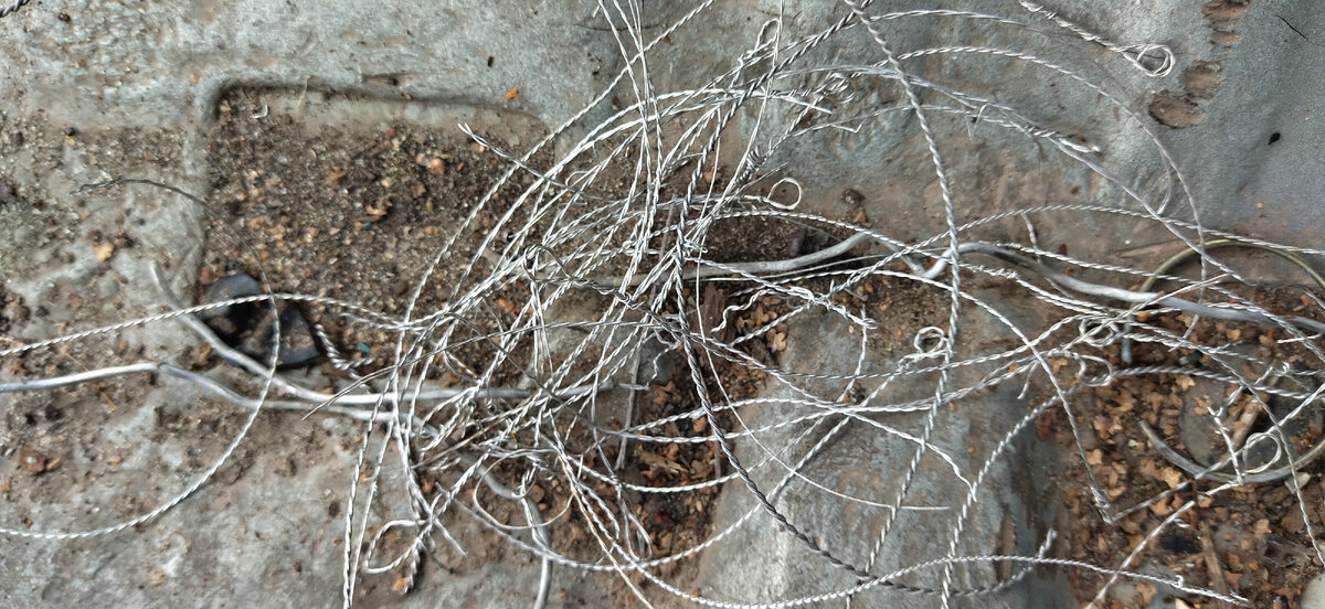 Такая куча проволоки вышла. Рвалась от небольшого усилия. Самая толстая это нихром. 