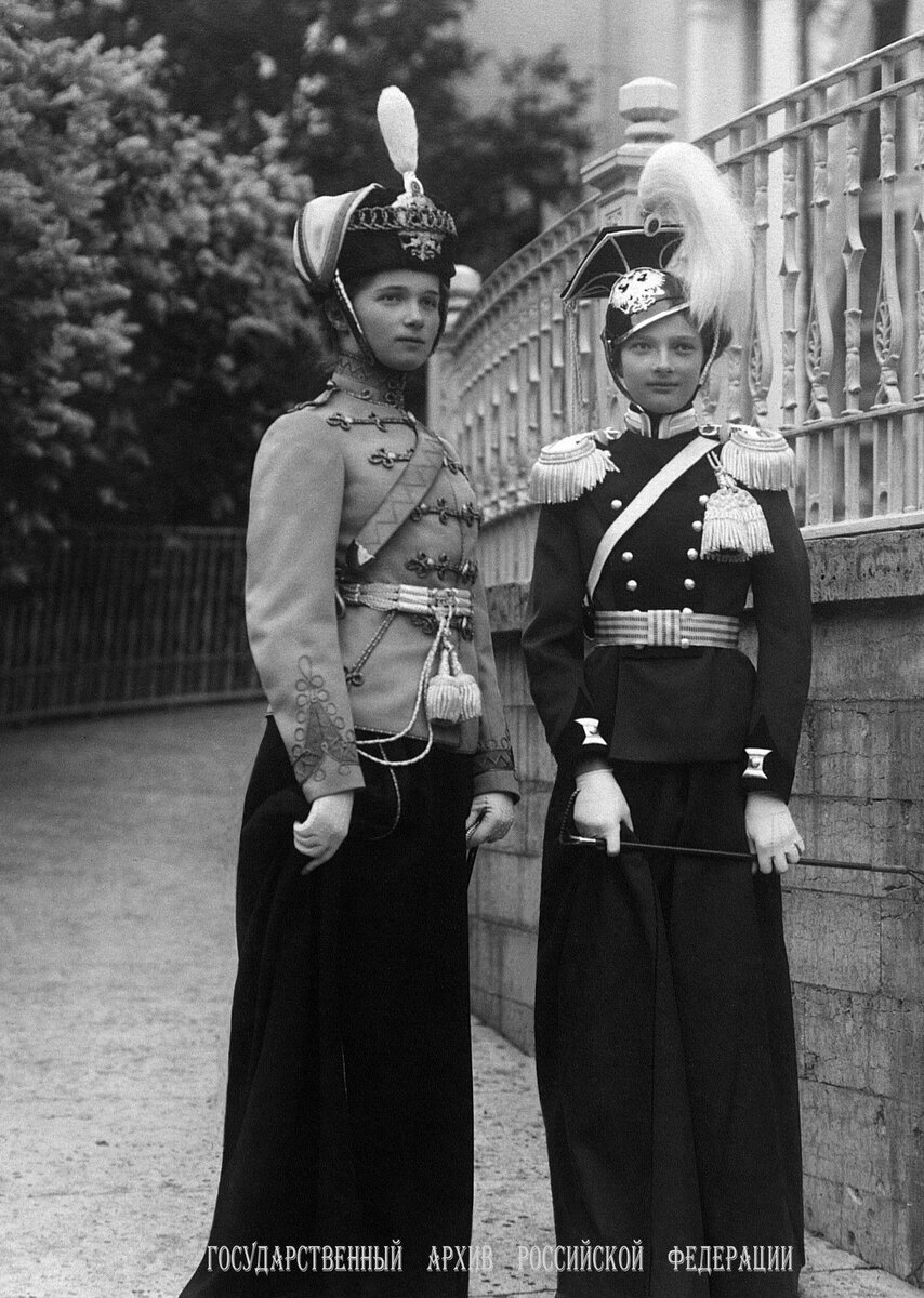 Царевны Ольга и Татьяна в парадных мундирах 1910 год.
