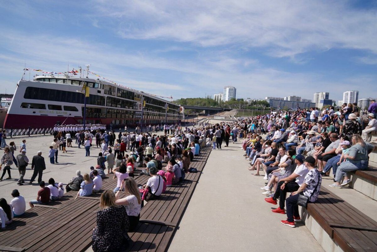 Круизный лайнер "Мустай Карим", построенный корабелами "Красного Сормово" (входит в ОСК) впервые прибыл в Уфу