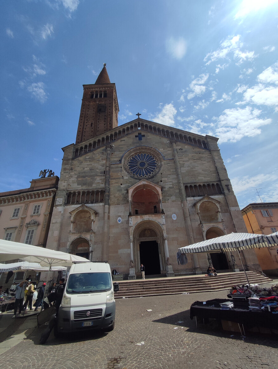 По субботам во многих городах Италии на улицах разворачивается рынок- здесь можно купить вещи гораздо дешевле чем в магазинах. 