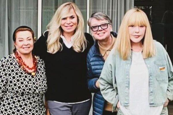    Валентин Юдашкин с мамой, женой и Пугачёвой. Фото: thevoicemag.ru