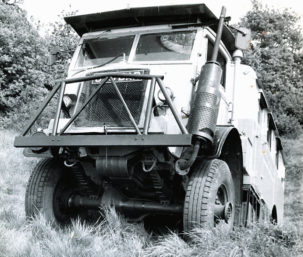 Модифицированный QLR на испытаниях в Великобритании - здесь видно, как он с легкостью поднимается по склону под углом 45 градусов.