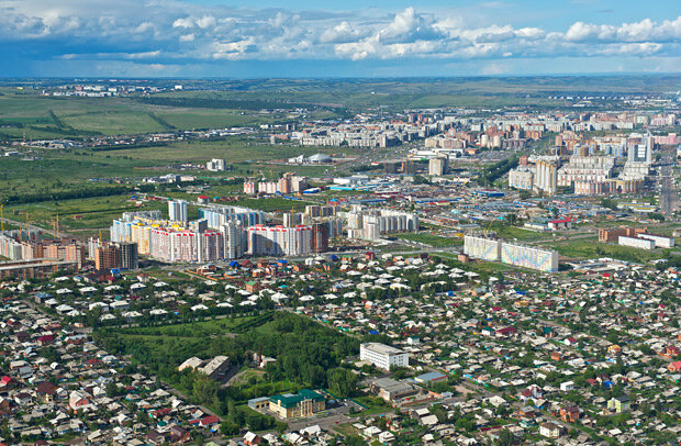 Для больших городов вопрос выбора участка в пределах города не актуален. В черте города участков на продажу либо нет, либо они имеют космическую цену, сопоставимую с половиной стоимости дома.