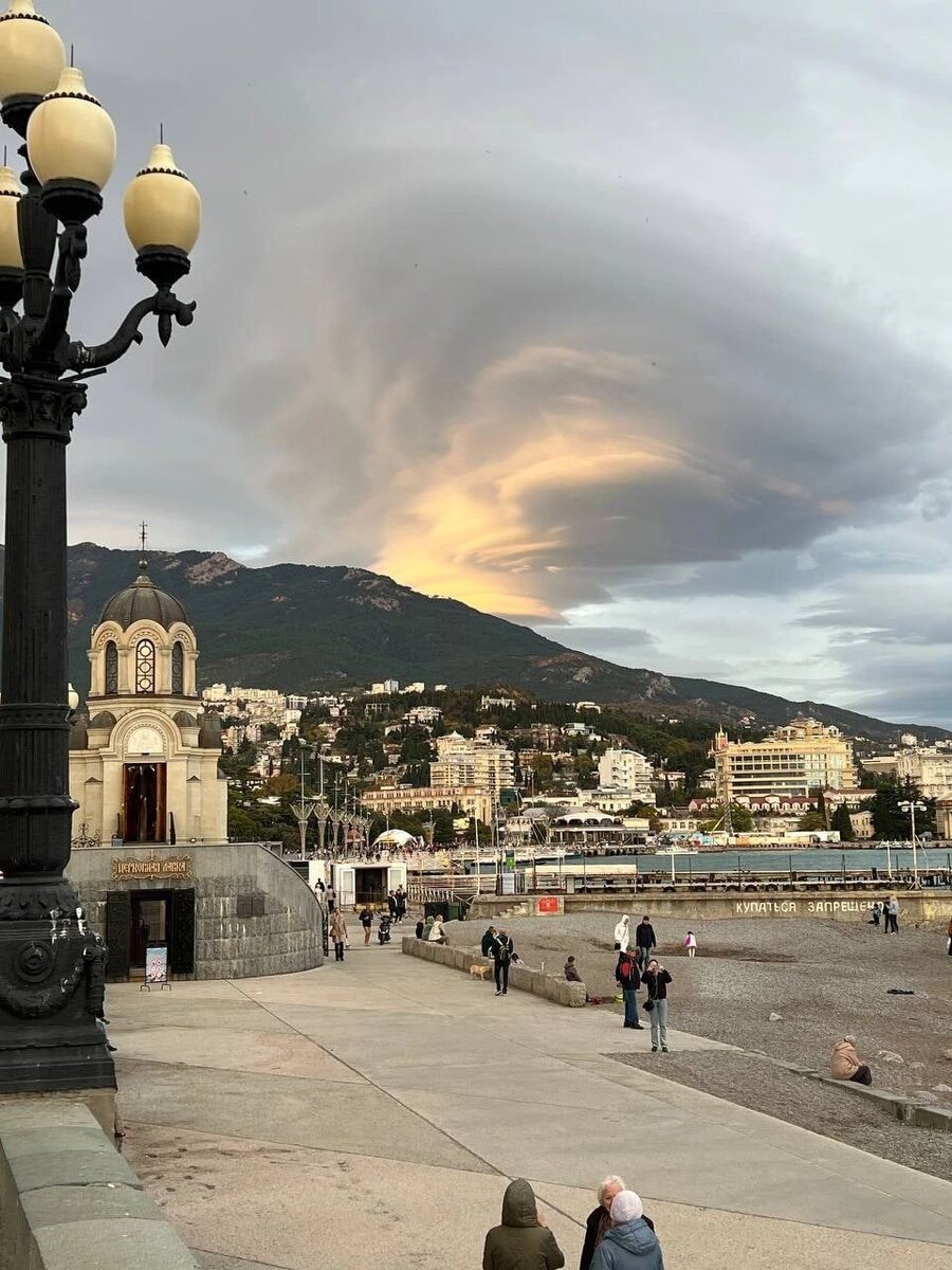 Лентикулярное облако над Ялтой, Источник - т.к. "Мир Приключений" https://t.me/CrimeaQrim