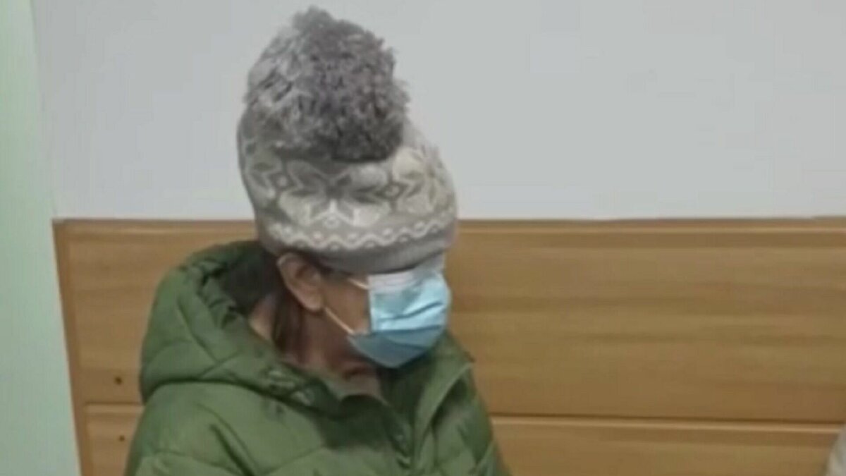     Ленинский районный суд Красноярска избрал меру пресечения 67-летней женщине, которая подозревается в организации заказного убийства собственной дочери — ее отправили в СИЗО на 2 месяца. Она решилась на это, чтобы стать единственной владелицей частного дома.