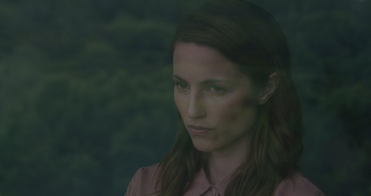 Захватывающие триллеры 2023 года. Захватывающие триллеры 2023 года. Последнее путешествие 'деметра' фильм 2023 кадры. Последнее путешествие 'деметра' фильм 2023 кадры. На краю фильм 2022 the ledge.