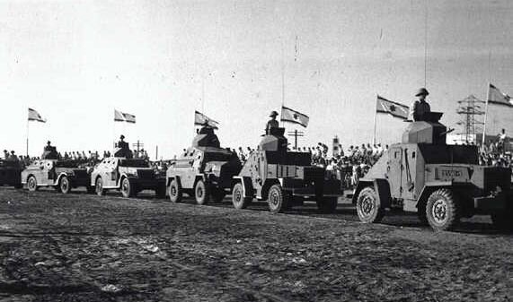 Все три основных типа израильских башенных колесных бронеавтомобилей в одном кадре: впереди два "Доджа", за ними "Джи-Эм-Си" и замыкают два "Вайта".