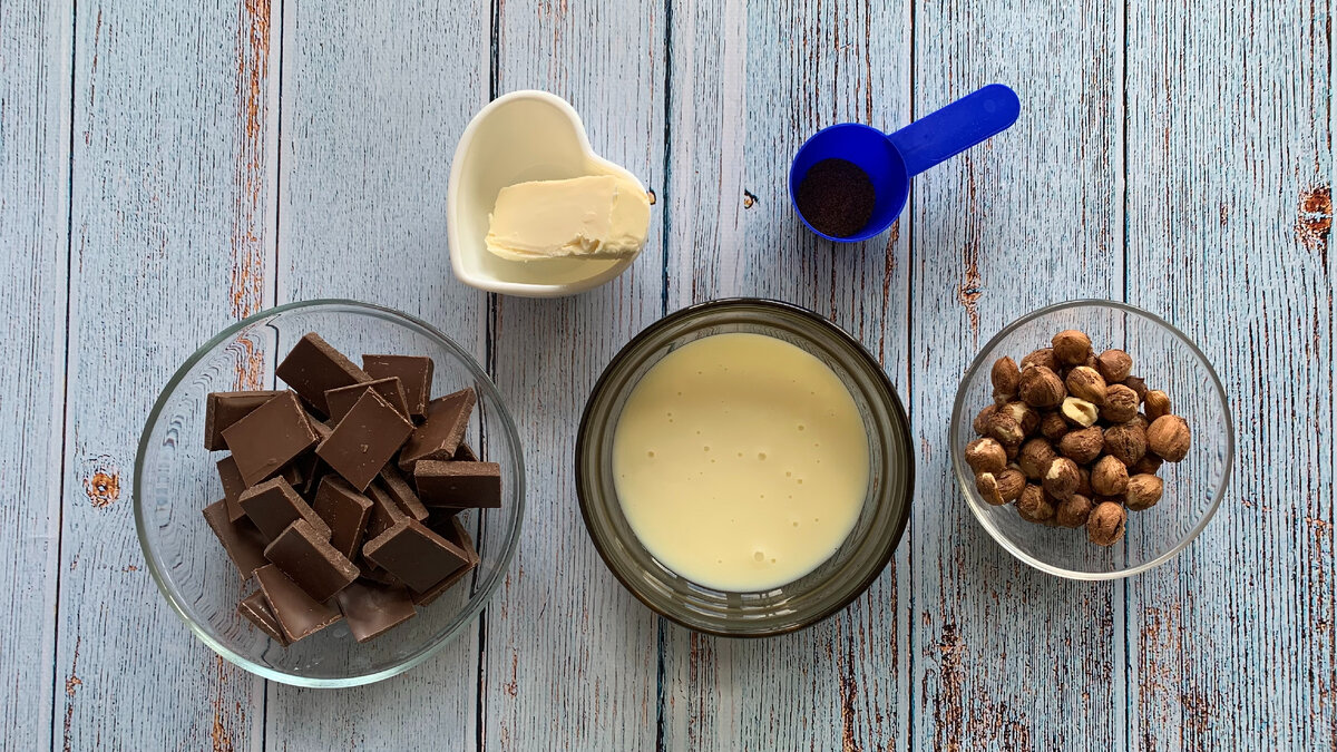 Молочный шоколад 2 плитки; сгущенное молоко 200 гр.; орехи 50 гр.; мускатный орех 0,5 ч.л.; сливочное масло 20 гр.