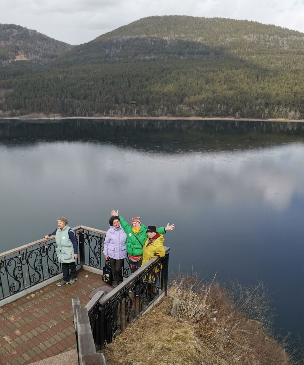 Мы стоим в Восточной Сибири, а другой берег - Западная Сибирь. Енисей их разделяет
