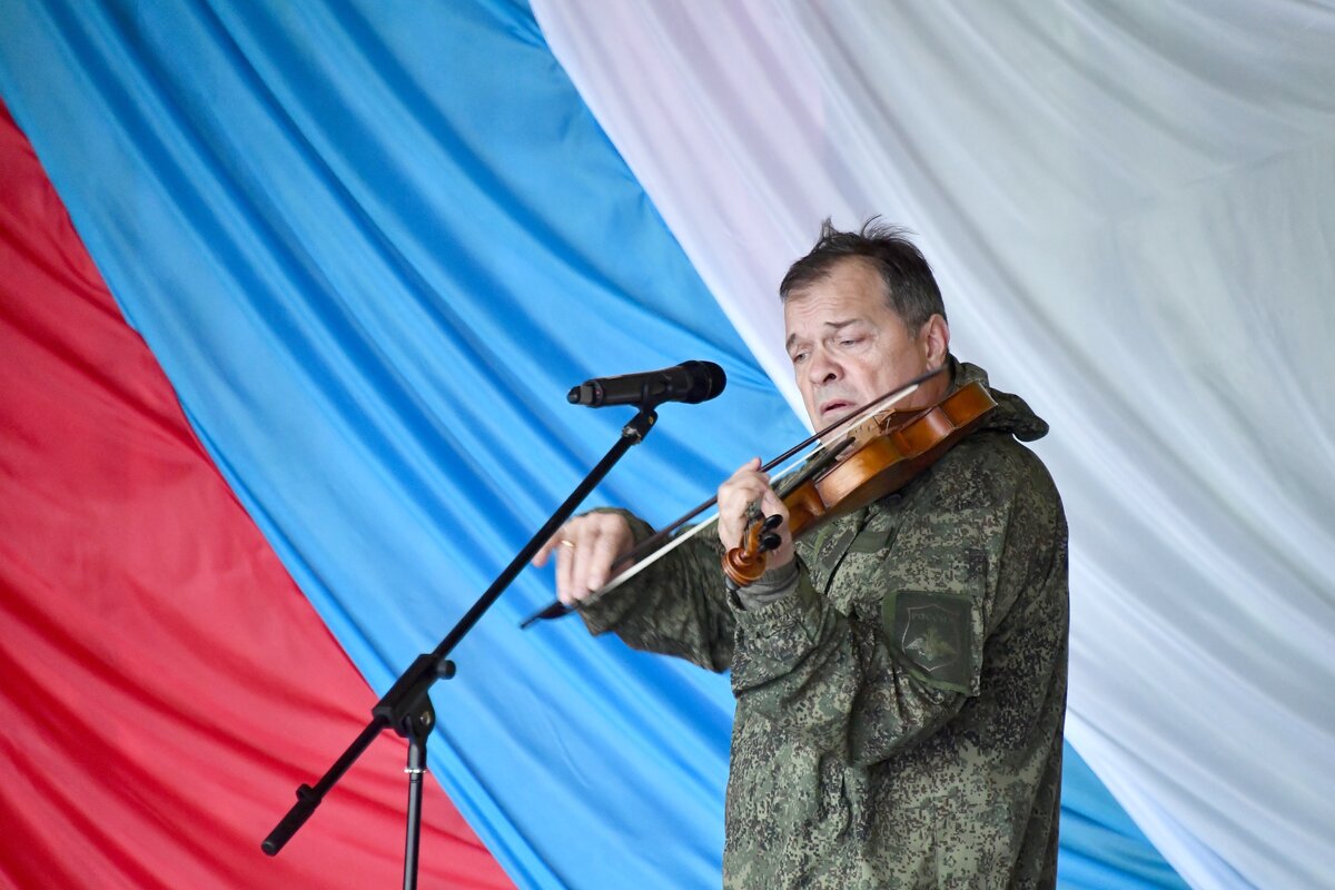  📷 📷 📷 📷 📷    Российские артисты, которые уехали добровольцами в зону СВО на Украину