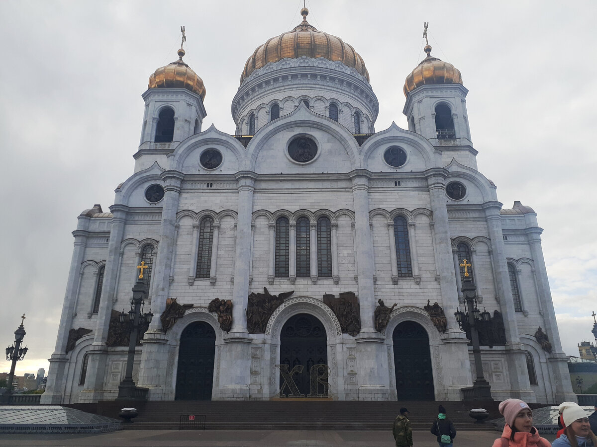 Храм Христа Спасителя - вид с Патриаршего моста