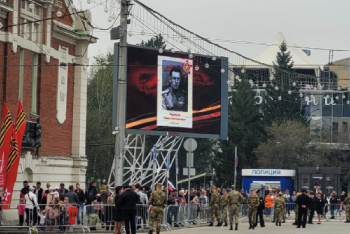    В Новосибирске «Бессмертный полк» начали транслировать со 100 экранов