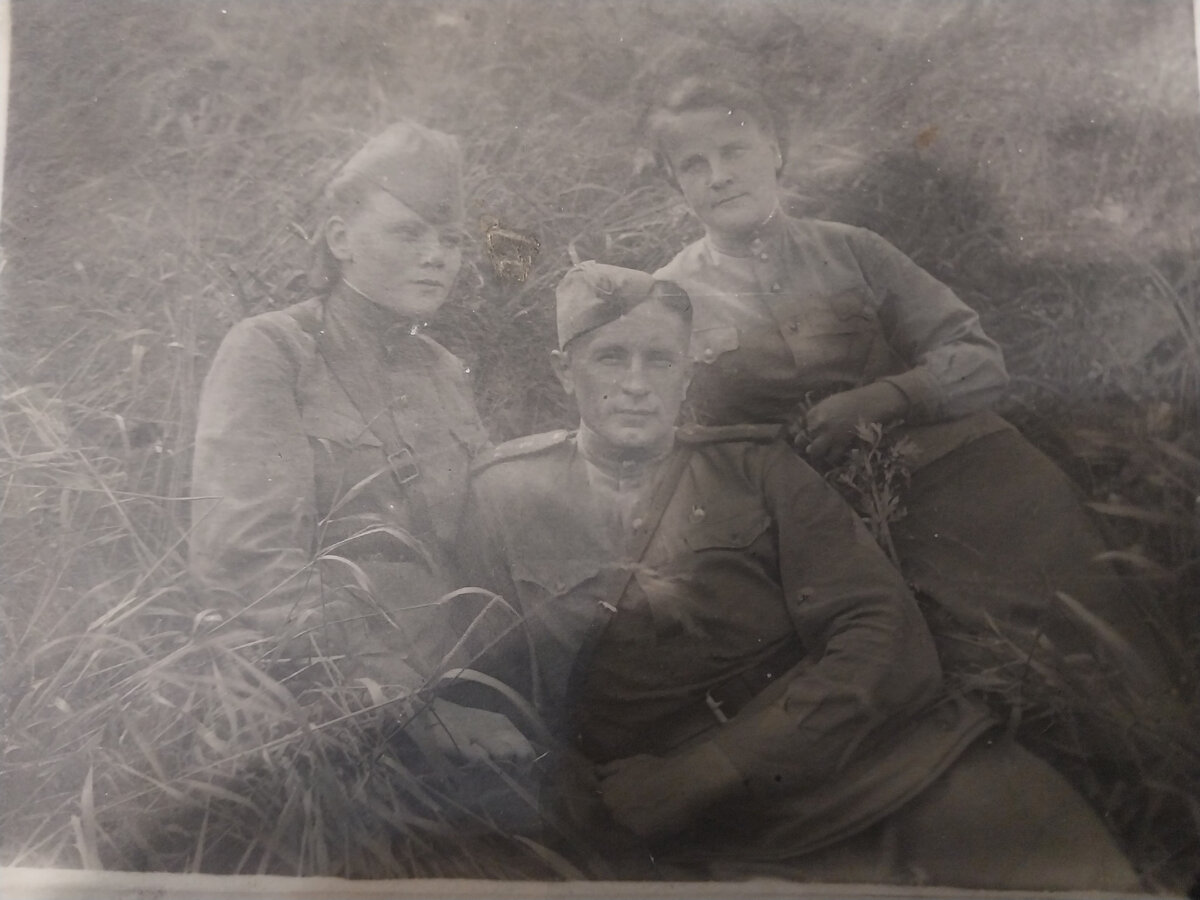 Единственная сохранившаяся у нас военная фотография бабушки ( на фото справа )