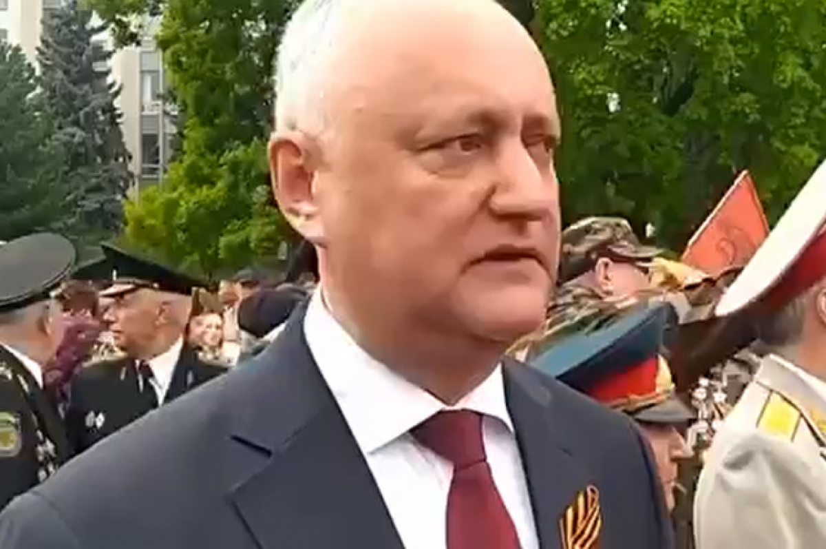    Экс-президент Молдавии Додон надел георгиевскую ленту, несмотря на запрет