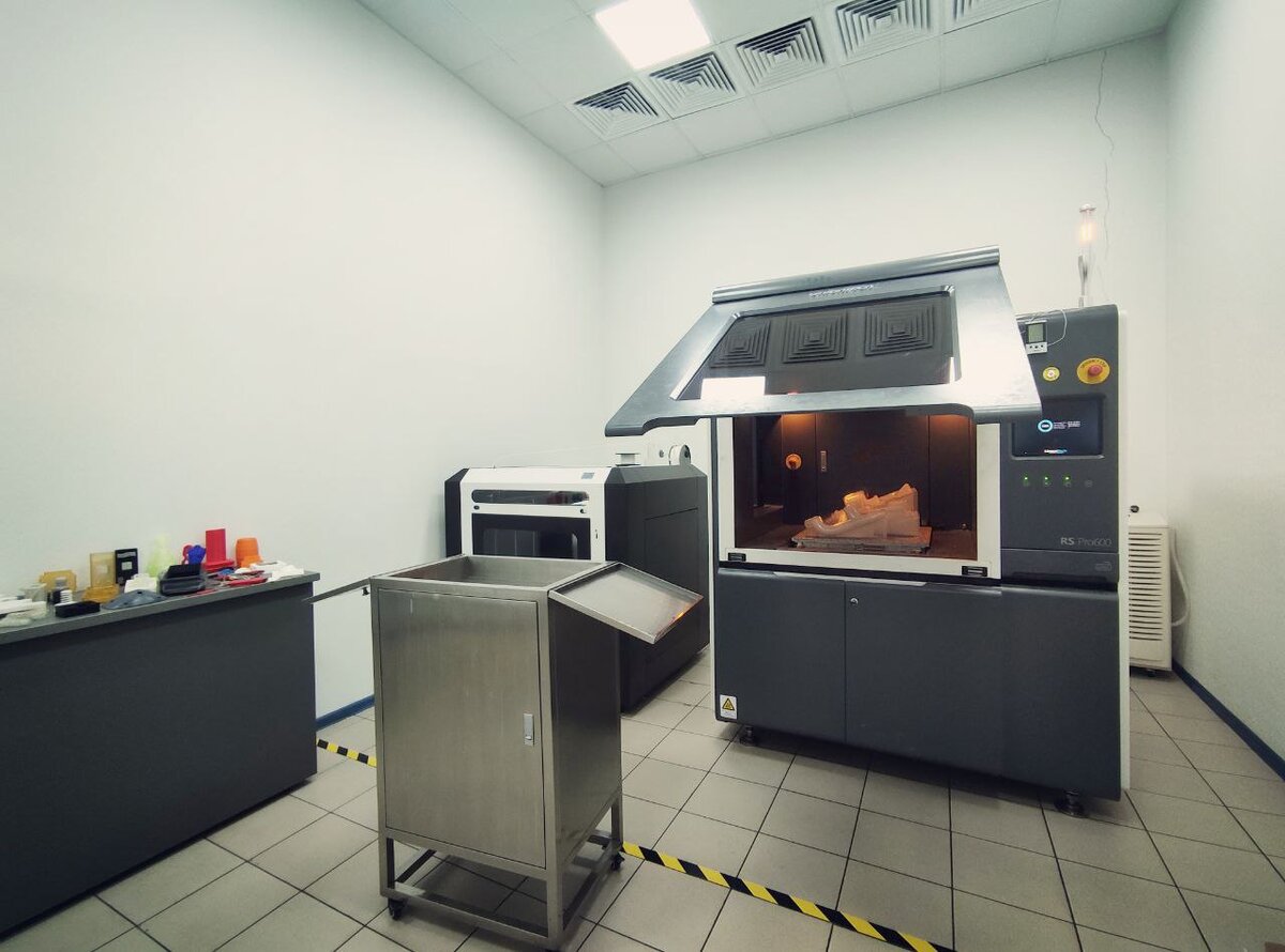 Справа - промышленный SLA принтер UnionTech RS600.