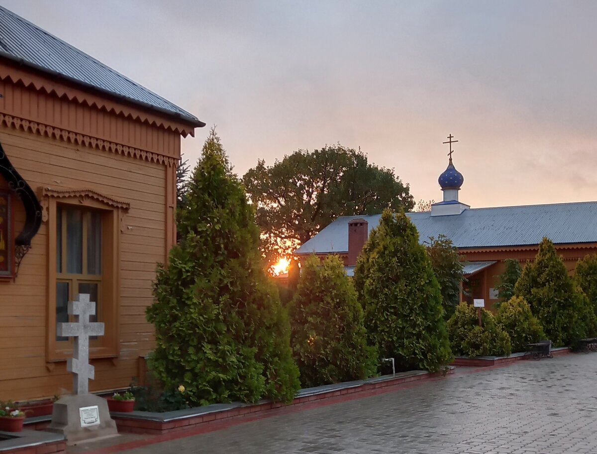 Закат в монастыре.