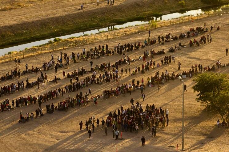 Агенты пограничной службы арестовали рекордное количество мигрантов, незаконно пытавшихся пересечь границу США в понедельник и вторник. Джеймс Кейвом.
