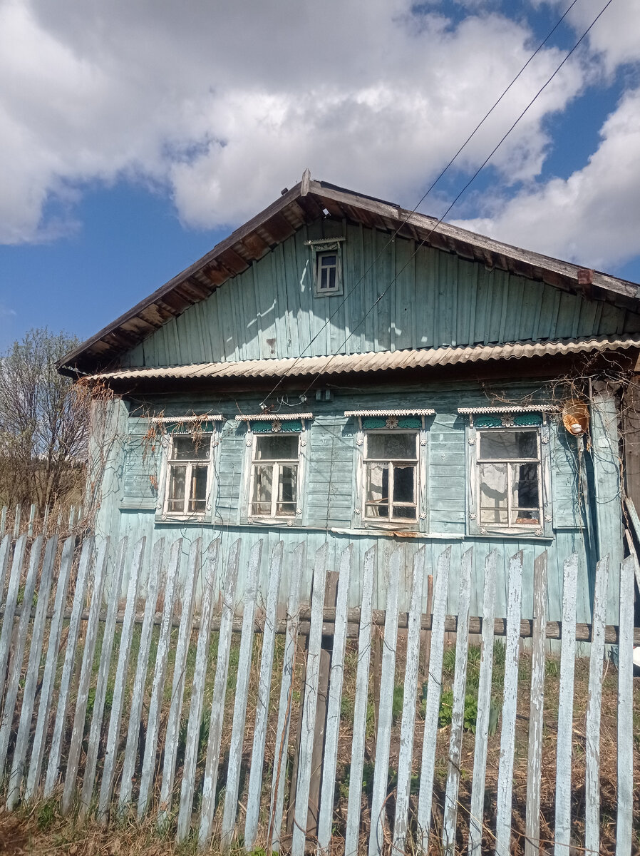 Дедушкин дом. К сожалению, в запустении. Приезжают родственники как на дачу. Крыша скосилась. Никто ничего не ремонтирует((.