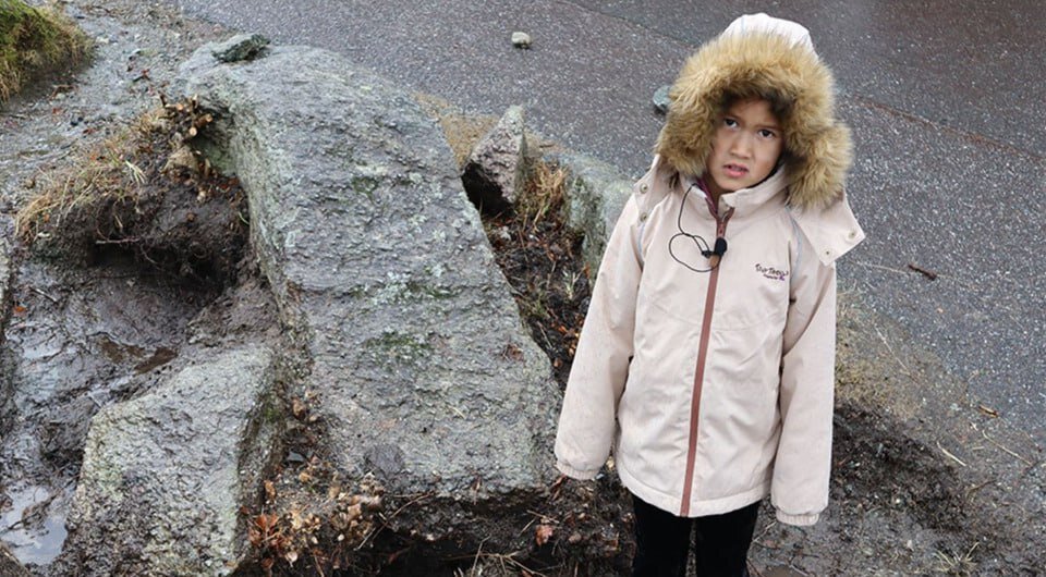 Девочка нашедшая кинжал 