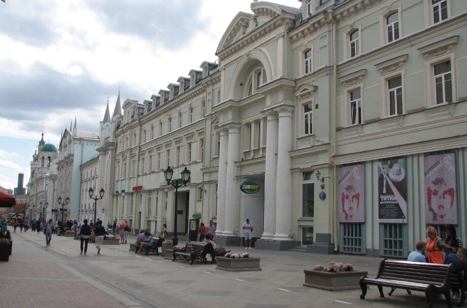 Никольская улица. Современное фото. Арка и вход в здание бывшей гостиницы "Славянский базар".