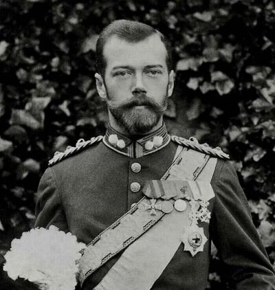 Император Николай 2. Последний царь России, потомок династии Романовых. В марте 1917 года отрекся от престола. В конце 20 века он, и вся его расстрелянная в 1918 году, царская семья канонизированы. 