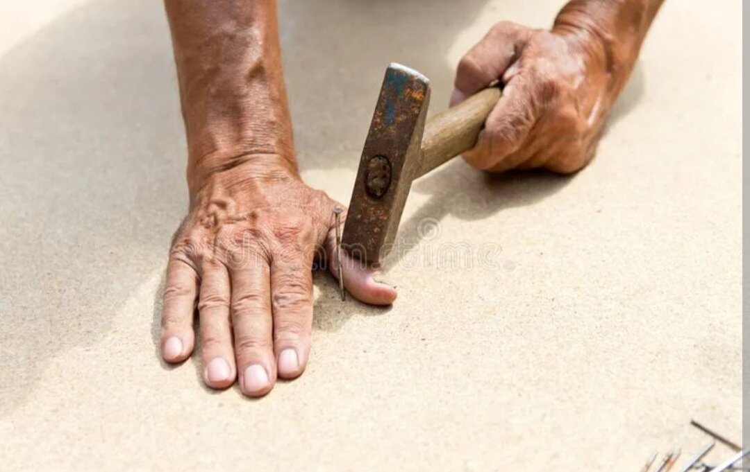 молоток под гвоздь. удар молотком по пальцу. молотком по пальцу прикол. ударил молотком по пальцу. мужчина забивает гвоздь.