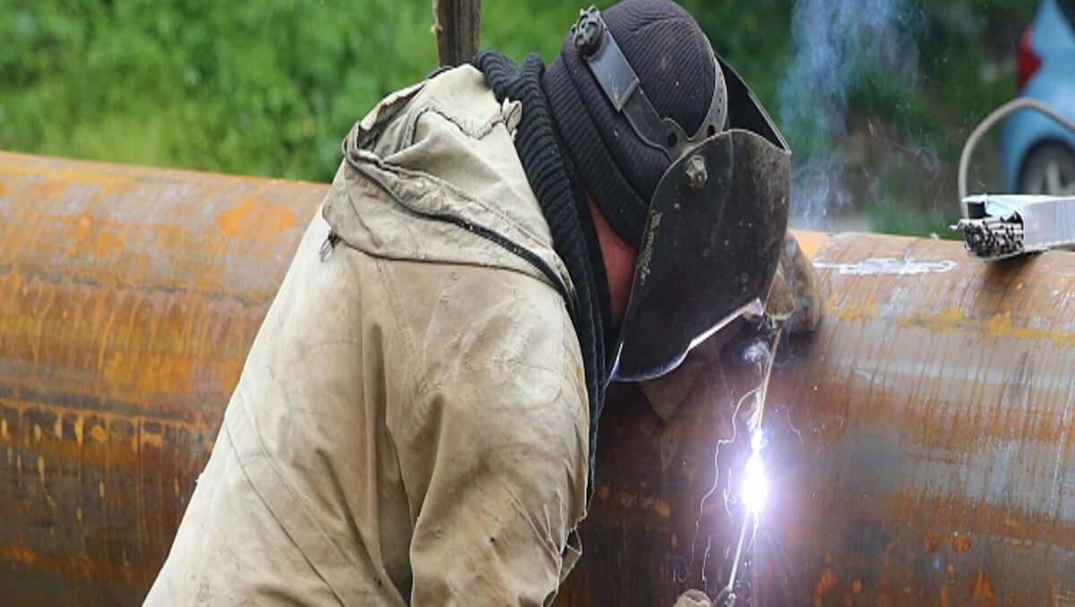     Коммунальщики выявляют самые слабые места на трубах, чтобы починить их до начала нового отопительного сезона.