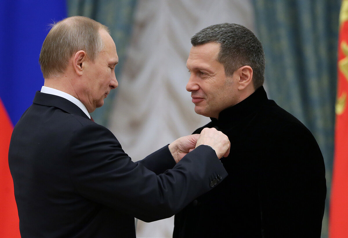 Путин награждает Соловьева. Заслужил