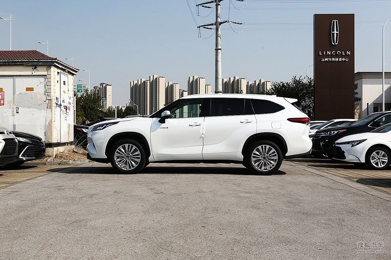     Автомобиль имеет просторный салон, рассчитанный на 7 человек