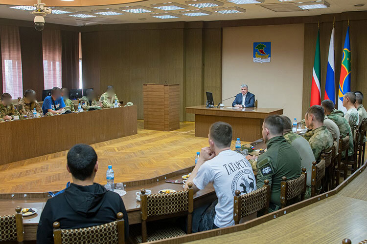    «От имени всех челнинцев хочу сказать вам большое спасибо за то, что вы сегодня защищаете интересы страны, где мы все родились, где живут и здравствуют наши родители, близкие, друзья и товарищи, жены и дети, коллеги по работе», — поблагодарил мэр бойцов Фото: Олег Спиридонов