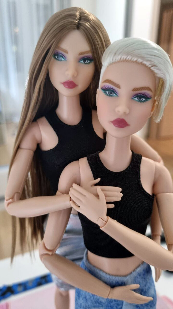 Сестры-близняшки