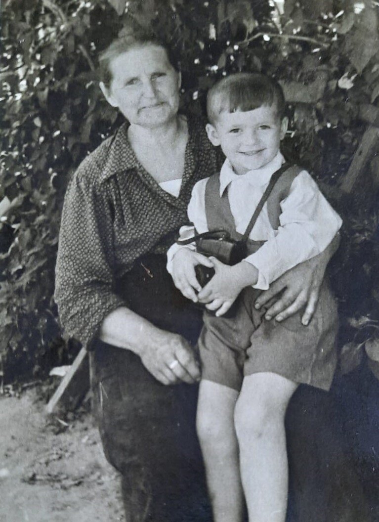 С бабушкой, 1955 год.